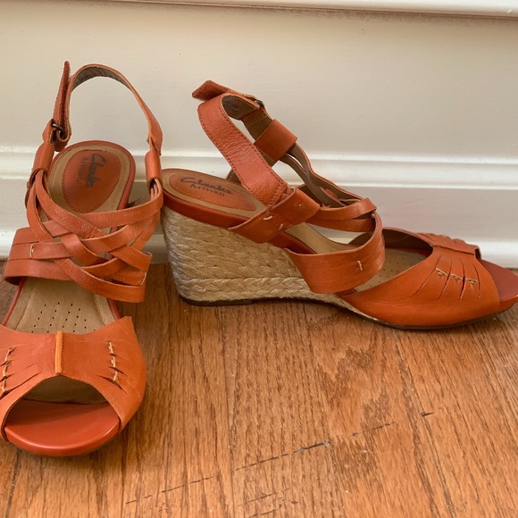 orange clarks sandals